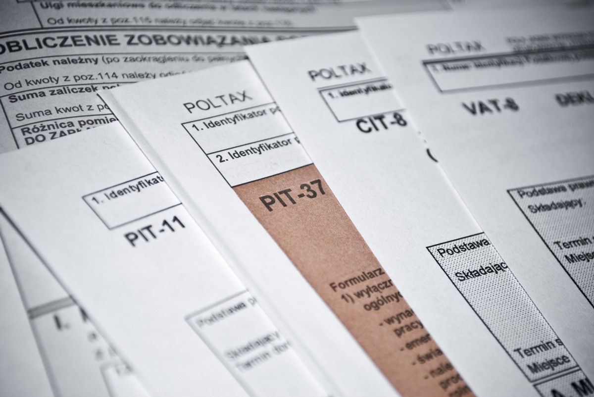 Problem pojawia się w sytuacji, gdy z umowy sprzedaży akcji bądź udziałów wynika, że podatnicy mają otrzymać zapłatę w różnych latach.