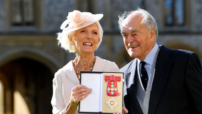Micsoda elismerés: Károly herceg kitüntette a világ egyik leghíresebb szakácsát