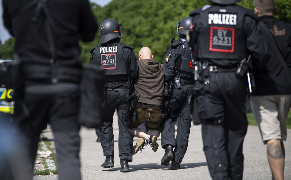 Protest w Niemczech przeciwko obostrzeniom mającym powstrzymać pandemię koronawirusa. Munich