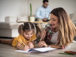 Nauka hybrydowa nie pozbawia rodziców prawa do świadczenia