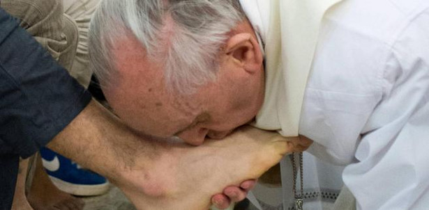 Papież Franciszek myje stopy więźniom