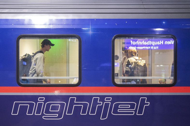 Pociąg Nightjet z wagonami sypialnymi Wiedeń - Wenecja - Zurych Austriackich Kolei Federalnych (ÖBB) na dworcu w Wiedniu, Austria, 25 lipca 2023 r.
