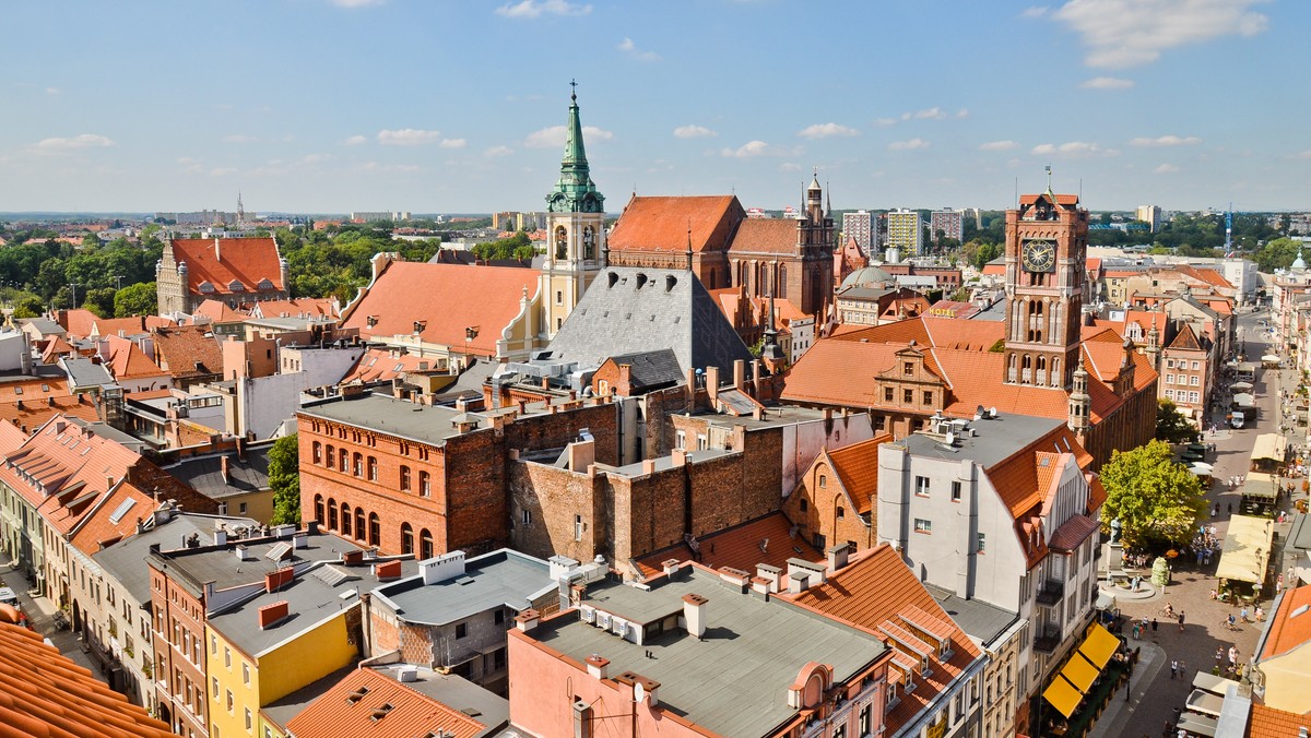 Możemy dziękować za siłę wiary tych, którzy w PRL-u nie dali zamknąć kościoła w zakrystii - powiedział metropolita krakowski abp Marek Jędraszewski, który uczestniczył w obchodach 50. rocznicy koronacji wizerunku Matki Bożej Nieustającej Pomocy na toruńskich Bielanach.