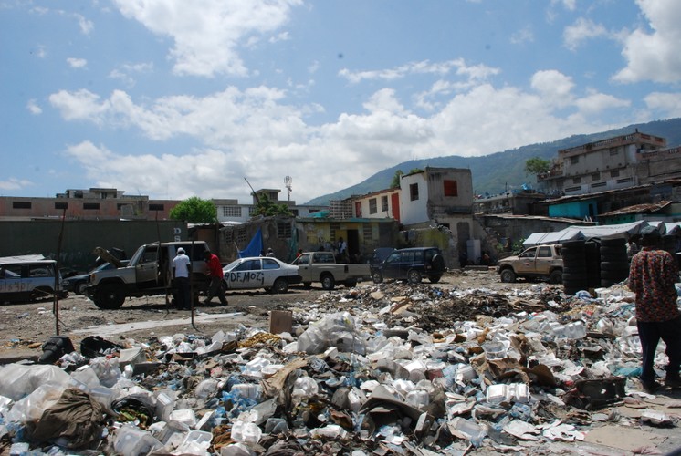 Największa targowa ulica w stolicy Haiti