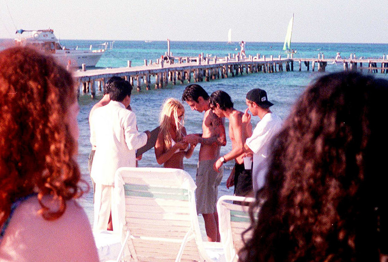 Pamela Anderson i Tommy Lee podczas ślubu na plaży w Cancun w Meksyku 19 lutego 1995 r. 