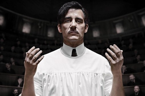 Clive Owen w roli Johna Thackera w serialu The Knick