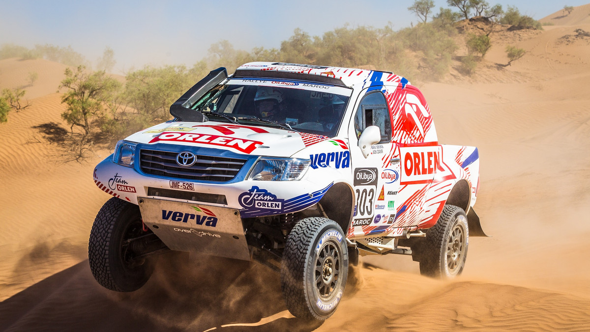 Wszyscy zawodnicy Orlen Team są już w argentyńskim Rosario, skąd pojutrze wystartuje 36. edycja rajdu Dakar. Toyoty Hilux załóg: Dąbrowski/Czachor oraz Małysz/Marton przeszły dziś testy. Pogoda niestety pokrzyżowała plany w tym zakresie Kubie Przygońskiemu, któremu nie udało się sprawdzić w rajdowych warunkach motocykla dostarczonego przez fabryczny zespół KTM.