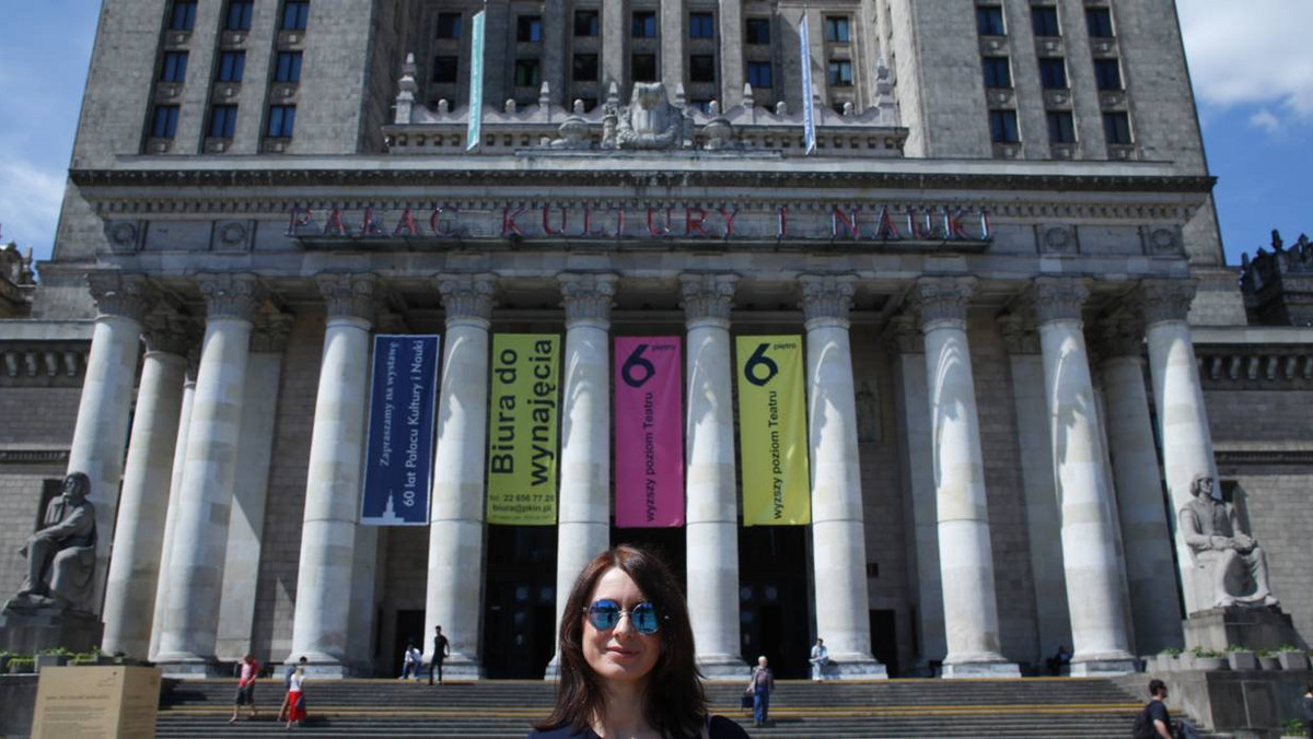 "Pałac jest jak Polska", mówi Beata Chomątowska, autorka książki "Pałac. Biografia intymna". To takie miejsce, gdzie nawet koty są trochę dziwne. Dar Stalina, pomnik przyjaźni polsko-radzieckiej, osiadłszy w środku Warszawy, wymykał się systemowi. Wprawdzie odbywały się tu zjazdy partii i tysiące nudnych nasiadówek, ale też tu właśnie można było ukryć opozycyjną bibułę i niemal bezkarnie zedrzeć z fasady płachtę z wizerunkiem Lenina.