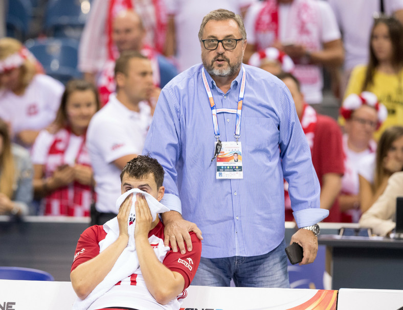 Wojciech Drzyzga pociesza syna Fabiana po porażce ze Słowenią na ME 2017. Polacy zajęli dopiero 10. miejsce