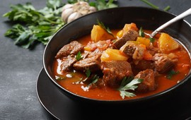 idealna-zupa-na-sylwestra-i-nowy-rok-sycaca-i-rozgrzewajaca-gulaszowa-od-jakuba-kuronia