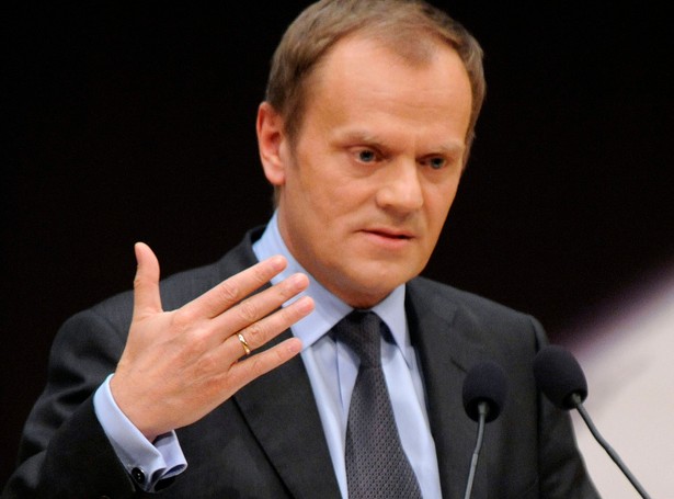 Tusk: Reagujemy stanowczo, nie brutalnie