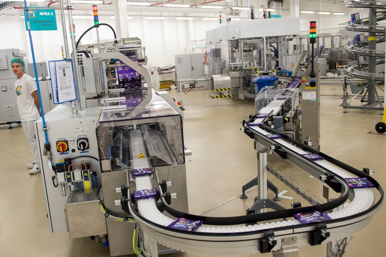 Główna zaletą nowej linii, poza zwiększeniem mocy produkcyjnej fabryki, jest uproszczenie procesu produkcji, który umożliwia wytwarzanie różnych rodzajów wyrobów na jednej linii, bez konieczności dodatkowych inwestycji lub przezbrojenia maszyn. <br><br>fot. (mk/mr) PAP/Maciej Kulczyński