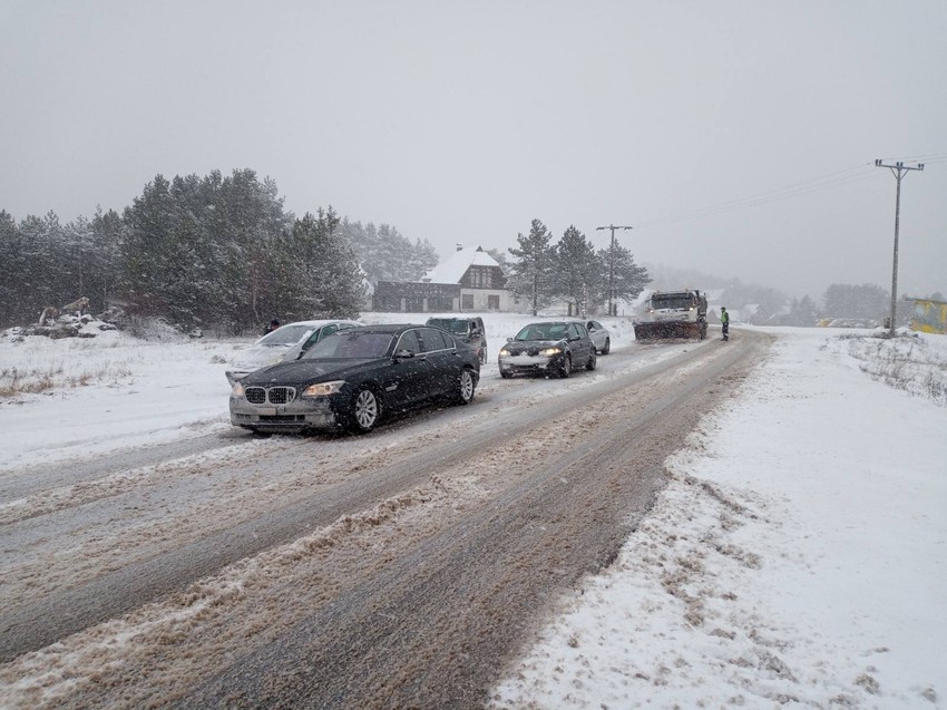 Zbog snega i klizavih puteva neophodan je oprez u saobraćaju