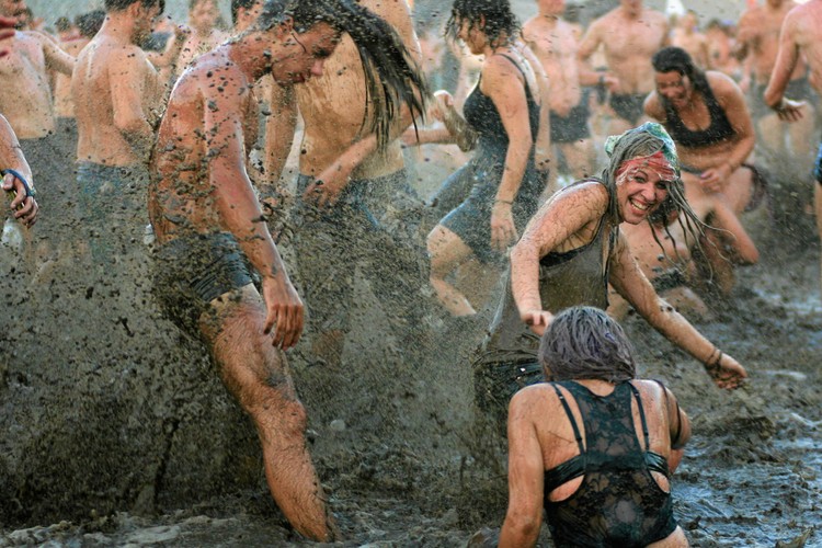 Kapiel błotna na festiwalu Przystanek Woodstock 2013