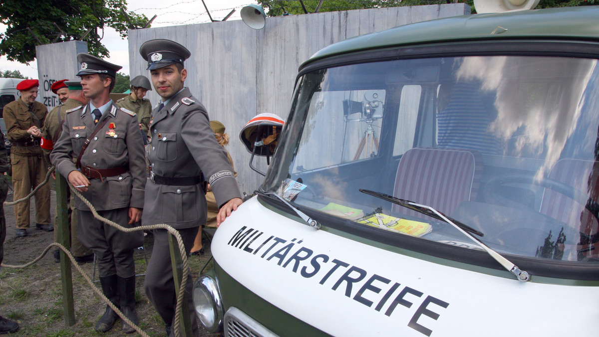 Miłośnicy militariów na poligonie