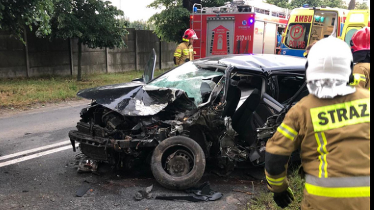 Tragiczny wypadek w Poznaniu. Kierowca zjechał na pobocze i uderzy w drzewo