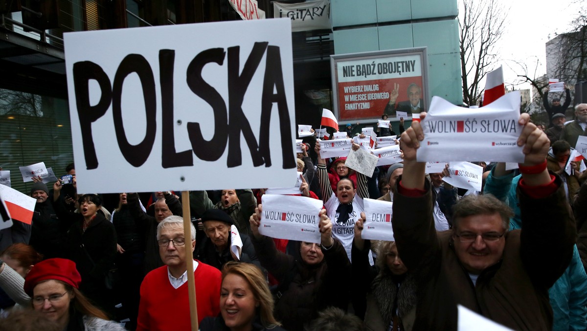 "Tu jest Polska!" – to doprawdy ironia, że manifestacja Komitetu Obrony Demokracji i partii opozycyjnych przebiegła pod starym hasłem Jarosława Kaczyńskiego. Na miejscu części uczestników, którzy pragnęli zamanifestować troskę o jedność Polski, czułbym się podłamany.