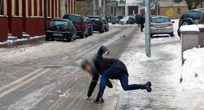 Wywrotka na oblodzonym chodniku. Wyjaśniamy, kto musi zapłacić za szkody