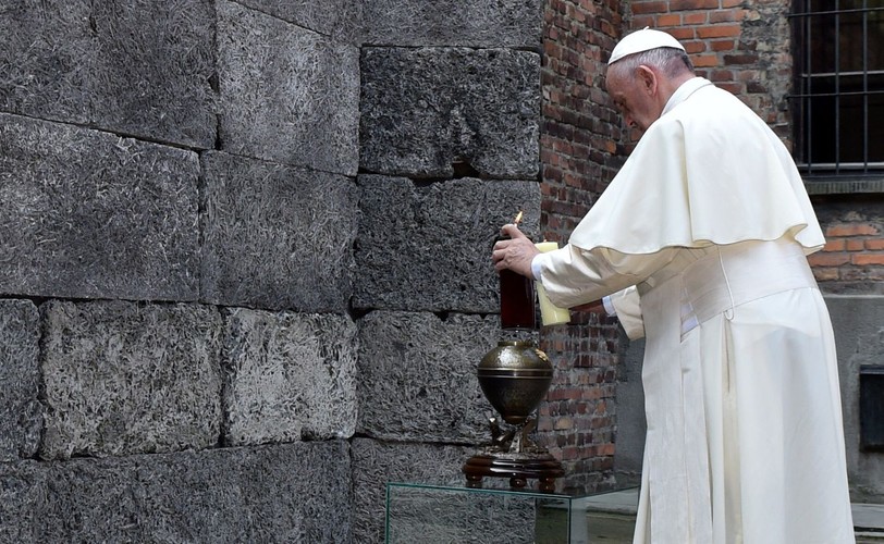 Papież Franciszek zapala świecę przy Ścianie Śmierci