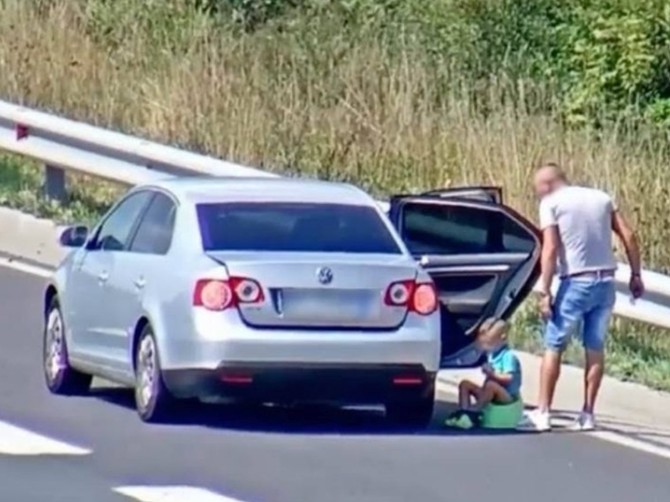 Otac zaustavio kola na sred puta da dete izvrši nuždu na noši