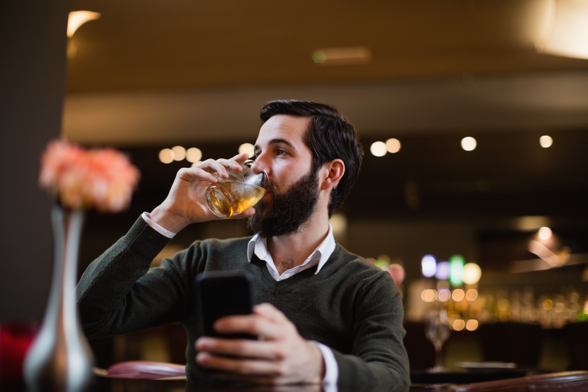 Hoci pohárik na zahriatie pôsobí lákavo, alkohol je silný depresant, ktorý v konečnom dôsledku len prehlbuje melanchóliu a úzkosť.