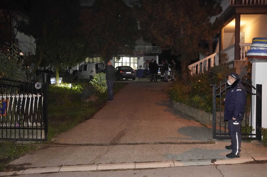 Dvorište u koje je bačena bomba