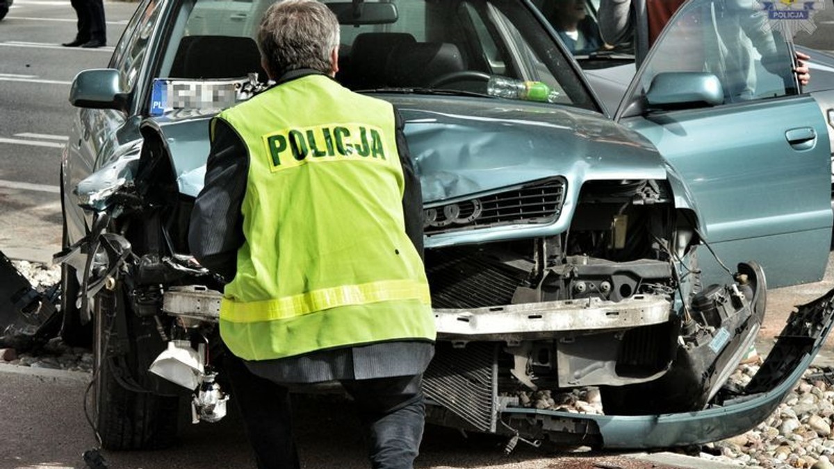 Do bardzo groźnie wyglądającego wypadku doszło w środę rano w okolicach Galerii Bałtyckiej w Gdańsku Wrzeszczu. Kierowca VW transportera nie zastosował się do sygnalizacji świetlnej, wjechał na przeciwległy pas ruchu, po czym został uderzony przez inny pojazd, w konsekwencji czego dachował i uszkodził sygnalizację świetlną.