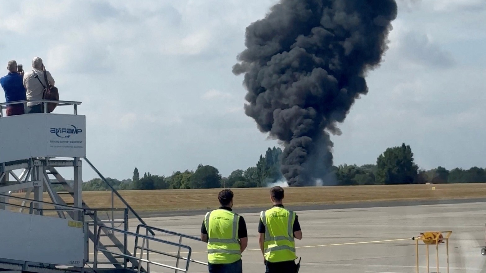 Oblak čierneho dymu stúpa v blízkosti pristávacej dráhy v Southende po havárii malého lietadla.