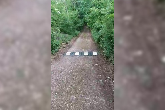 ENIGMA Čemu "ležeći policajac" usred šumskog puteljka ka manastiru u niškom selu Sićevo (FOTO, VIDEO)