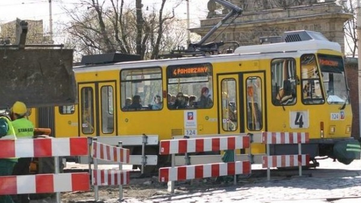 Od czwartku 7. czerwca zmieniona zostanie organizacja ruchu w rejonie przebudowywanego skrzyżowania przy Bramie Portowej - informuje mmszczecin.pl.