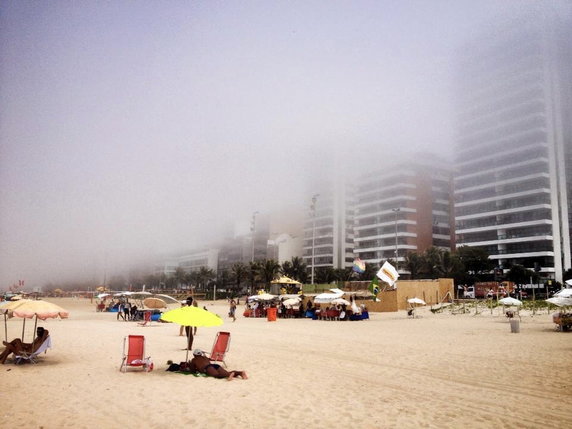Mgła znad oceanu na pustej plaży w Rio.
