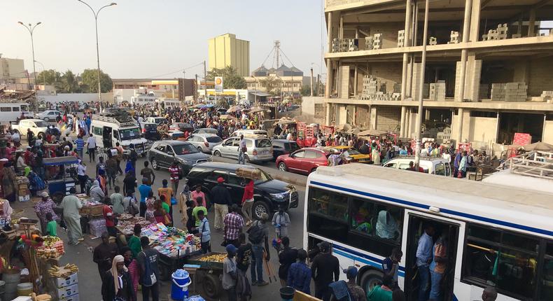 Trafic routier à Keur Massar (Sénégal)