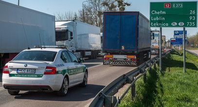 Ukraińskie produkty eskortowane przez celników. Pierwsze ciężarówki wjechały do Polski [ZDJĘCIA]