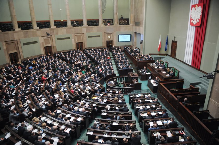 Między PO, a PiS tylko 2 proc. różnicy! Najnowszy sondaż