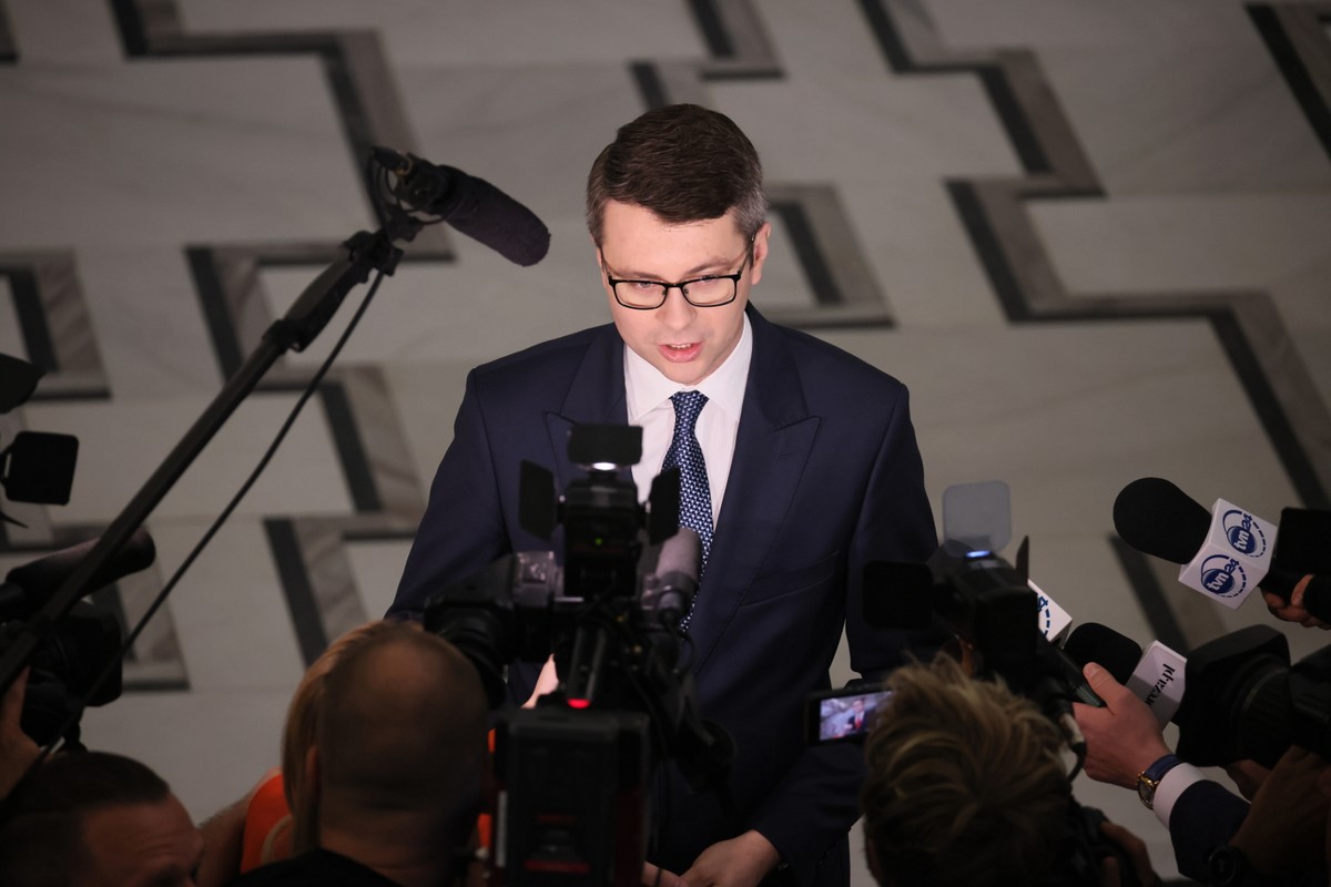 Rzecznik rządu Piotr Mueller podczas wypowiedzi dla mediów na korytarzu Sejmu