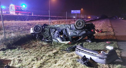 Koszmarny wypadek na autostradzie. Dachowało BMW, nie żyje 18-latka i 20-latek