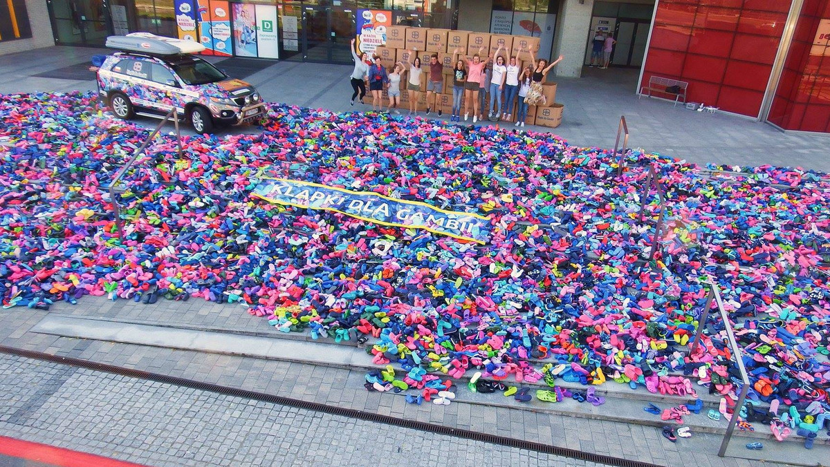 Ponad 20 tysięcy par klapków dla dzieci w Gambii zebrano podczas akcji zorganizowanej przez studentów ATH w Bielsku-Białej. Klapki, które będą chronić stopy najmłodszych przed skaleczeniami, obtarciami i ukąszeniami za niecały miesiąc trafią na czarny ląd.