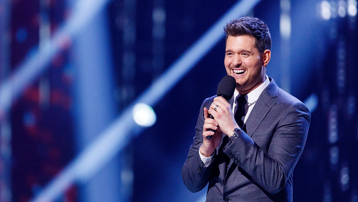 Michael Buble wrócił na scenę po dwóch latach przerwy spowodowanej chorobą syna. Na pierwszym koncercie nie mógł powstrzymać wzruszenia, kiedy opowiadał o tym, co przeszła jego rodzina. - Nie ma słów by wyrazić, jak wielką czuję miłość, czułość i wdzięczność - podziękował fanom za modlitwy i wsparcie.