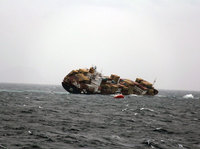 Tonący u wybrzeży Nowej Zelandii statek Rena