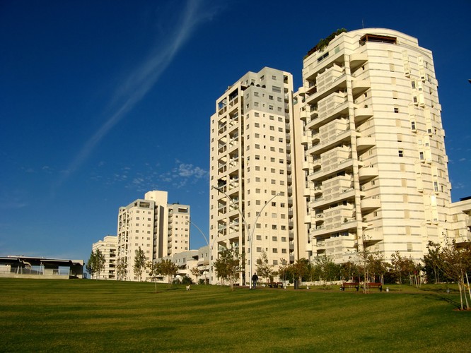 6. Za mało lub za dużo słońca - okna wychodzące tylko na zachodnią stronę to niemal gwarantowany ukrop w mieszkaniu latem. Z drugiej strony bywają i mieszkania z ekspozycją północną i jeszcze osłoniętą innymi budynkami lub drzewami. Sprzedający chcący ukryć takie mankamenty lokalu zwykle umawia się na pokazywanie go w godzinach, gdy danej wady nie widać. Słabo nasłonecznione mieszkanie lepiej prezentuje się wieczorem, szczególnie jeśli oświetlenie wewnętrzne zostanie dobrze dobrane.
Właściciele nieruchomości próbują ukryć najróżniejsze rzeczy. Jeden z doradców HB wspomina, jak zbywca „zapomniał” powiedzieć, że instalacja wodna do domu została nielegalnie poprowadzona z sąsiedniego budynku. Po jakimś czasie ów budynek zlikwidowano i problem wyszedł. Przed większością prób kombinowania przez sprzedających uratować może czujność i spostrzegawczość. Nie na darmo mówi się, że „strzeżonego Pan Bóg strzeże”. Warto tuż przed podpisaniem aktu notarialnego obejrzeć jeszcze raz mieszkanie, a przede wszystkim spisać jak najdokładniejszą umowę kupna-sprzedaży. Powinna ona zawierać szczegółowe informacje o tym, w jakim stanie i z jakim wyposażeniem zostanie przekazane mieszkanie. Dodatkowo sprzedający nieruchomość powinni pamiętać, że to na nich spoczywa odpowiedzialność za ukryte wady. Jeśli okaże się, że próbował coś zakamuflować (np. zaklejając grzyb tapetą), to kupujący może dochodzić swoich praw nawet po podpisaniu aktu notarialnego.