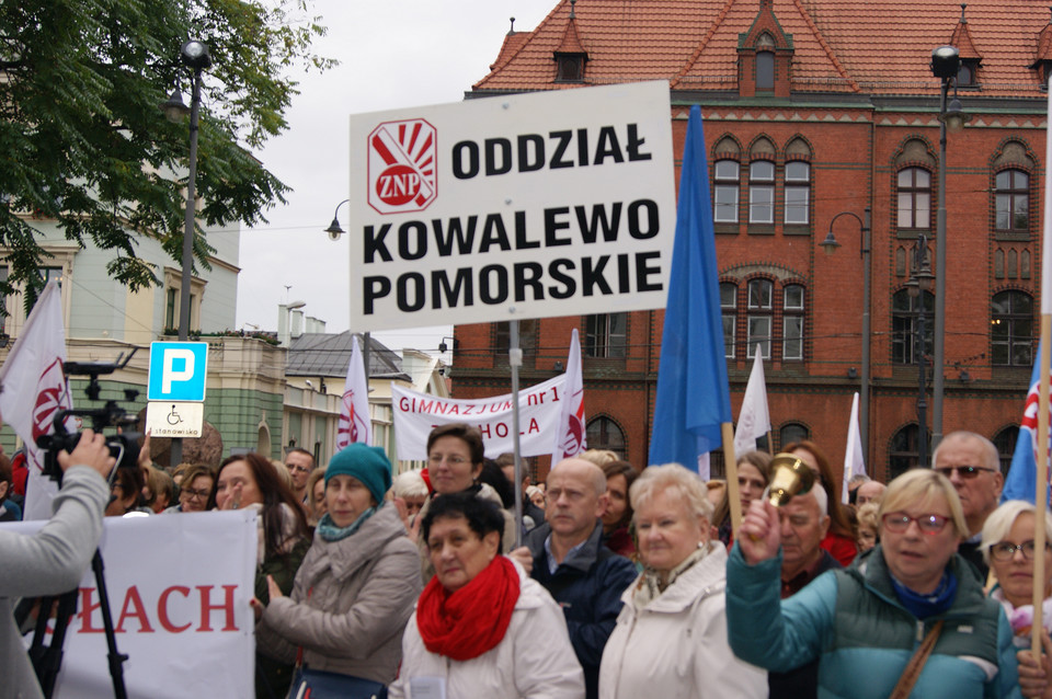 Bydgoszcz: protest nauczycieli przeciw reformie edukacji