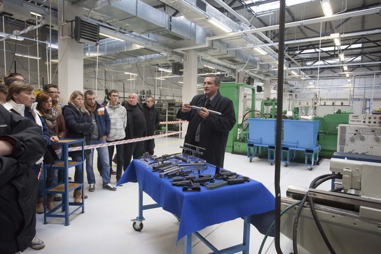 Zwiedzający mogli zobaczyć broń, która była produkowana przed laty, produkty z aktualnej oferty oraz najnowsze dziecko „Łucznika”– Modułowy System Broni Strzeleckiej (MSBS).<br><br> (cat) PAP/Michał Walczak