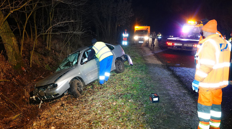 Összeroncsolódott személyautót szállítanak el Törtelnél, a 4609-es úton, miután a gépjármű tisztázatlan okból lesodródott az útról és árokba csapódott 2021. december 15-én. A 32 éves sofőr kizuhant az autóból, sérüléseibe a helyszínen belehalt./Fotó: Mti Donka Ferenc