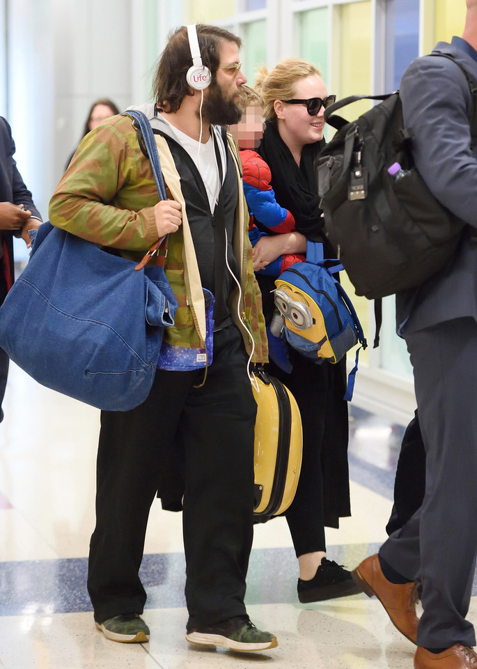 Adele z rodziną na lotnisku w Nowym Jorku