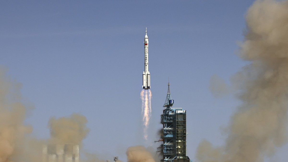 Załogowy statek kosmiczny z trzema astronautami na pokładzie wyruszył z misją, która ma zakończyć prace montażowe w stałej orbitalnej stacji kosmicznej – poinformowały chińskie media państwowe.