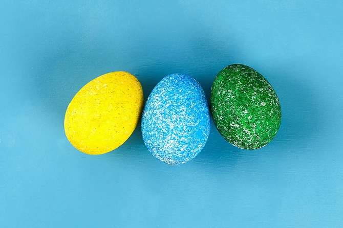 Jaja farbana uz pomoć pirinča