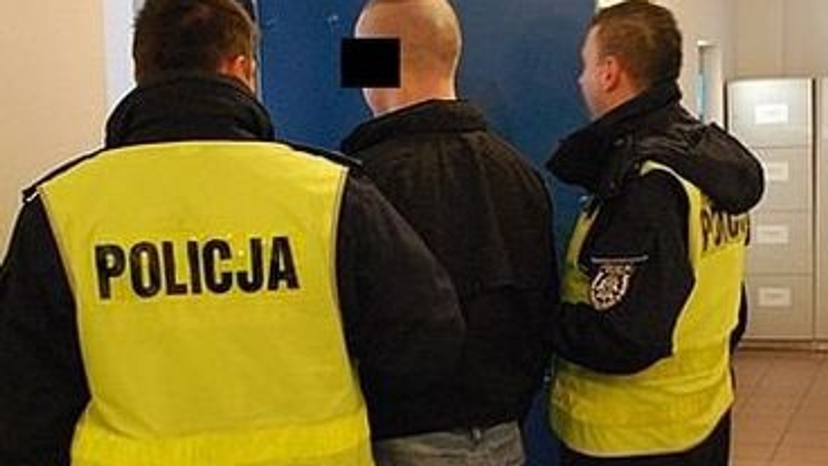 Brzozowscy policjanci zatrzymali na gorącym uczynku dwóch sprawców włamania do plebanii w Hłudnem.