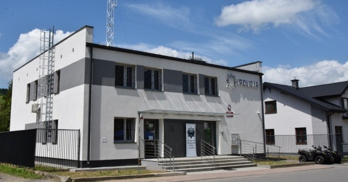Tragedia w Baligrodzie. Ciało policjanta przed posterunkiem