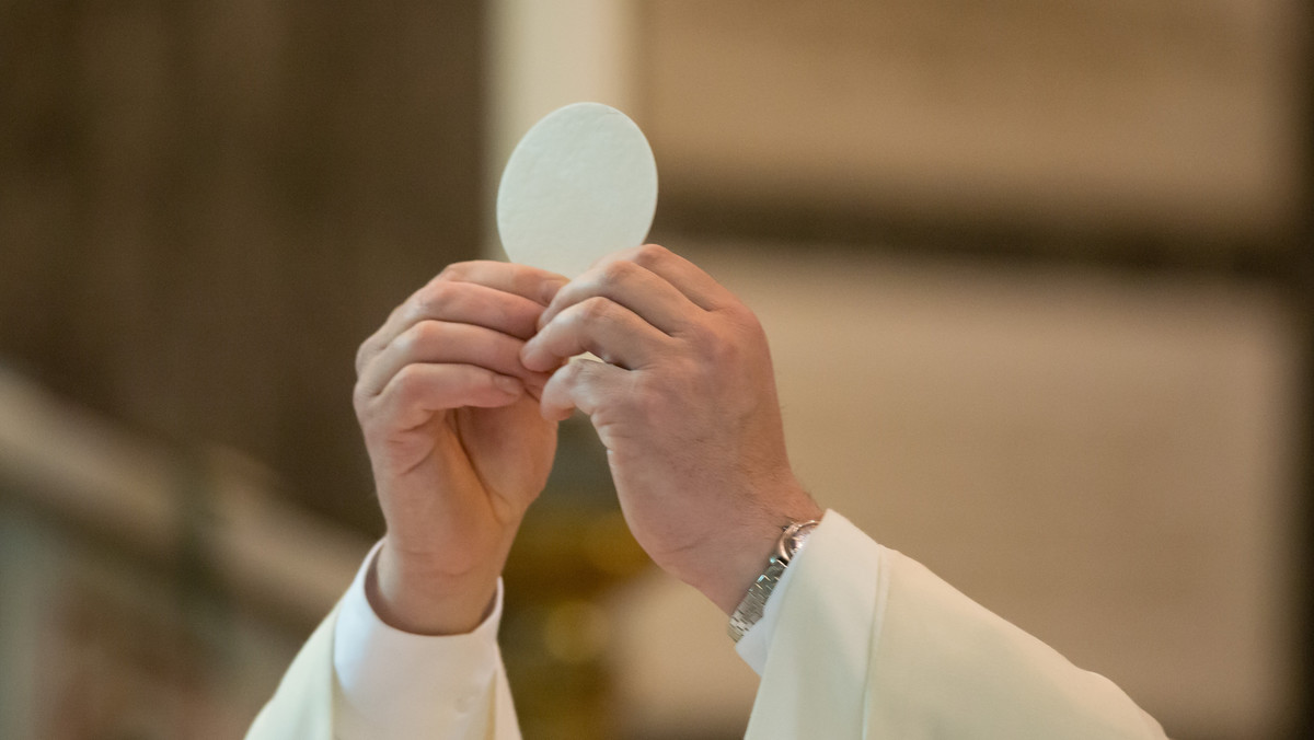 Dwoje gimnazjalistów z Jasła odpowie za obrazę uczuć religijnych przed sądem rodzinnym. Podczas przesłuchań przyznali się do wyplucia i wyrzucenia hostii. O sprawie donosi TVN24.