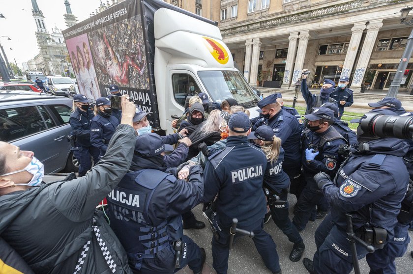 Aktywiści "Stop Bzdurom" kolejny raz zablokowali ciężarówkę